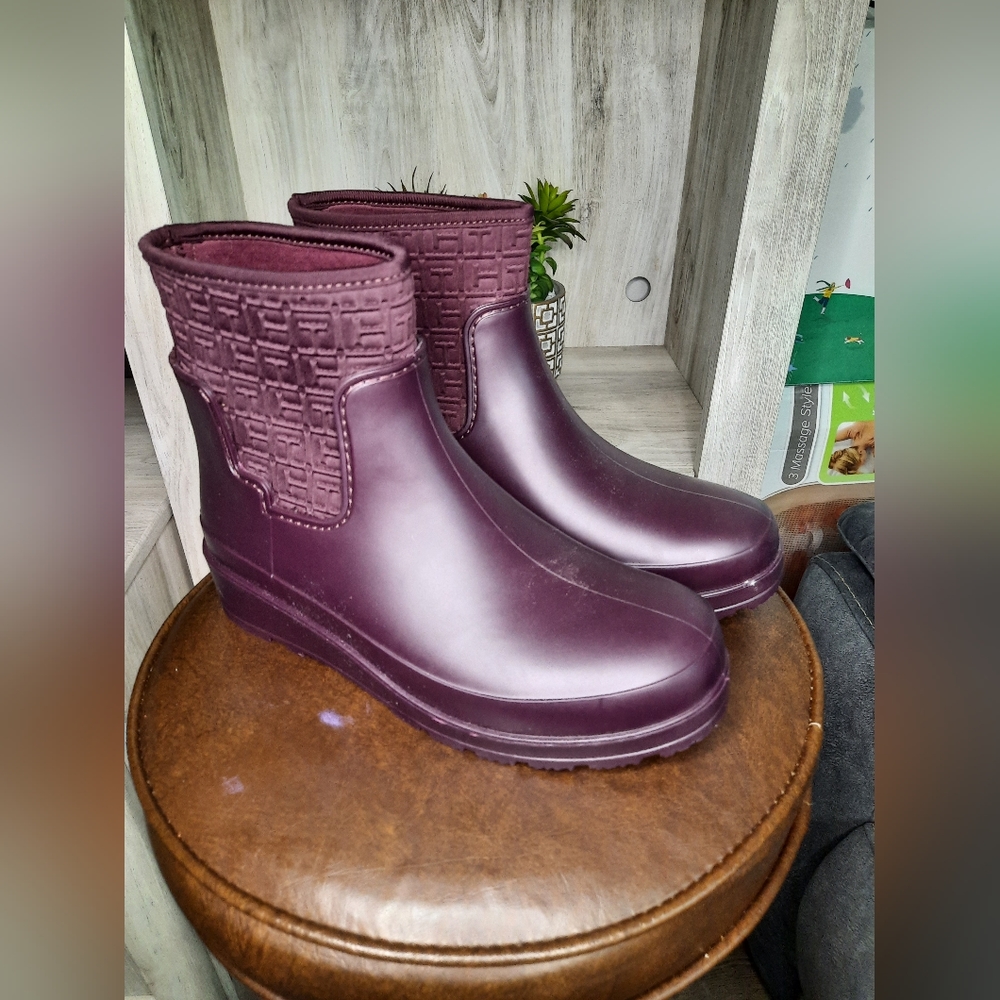 Tomy hilfiger Burgundy Waterproof Round toe Size 6 Blayr Rain Boot  New!